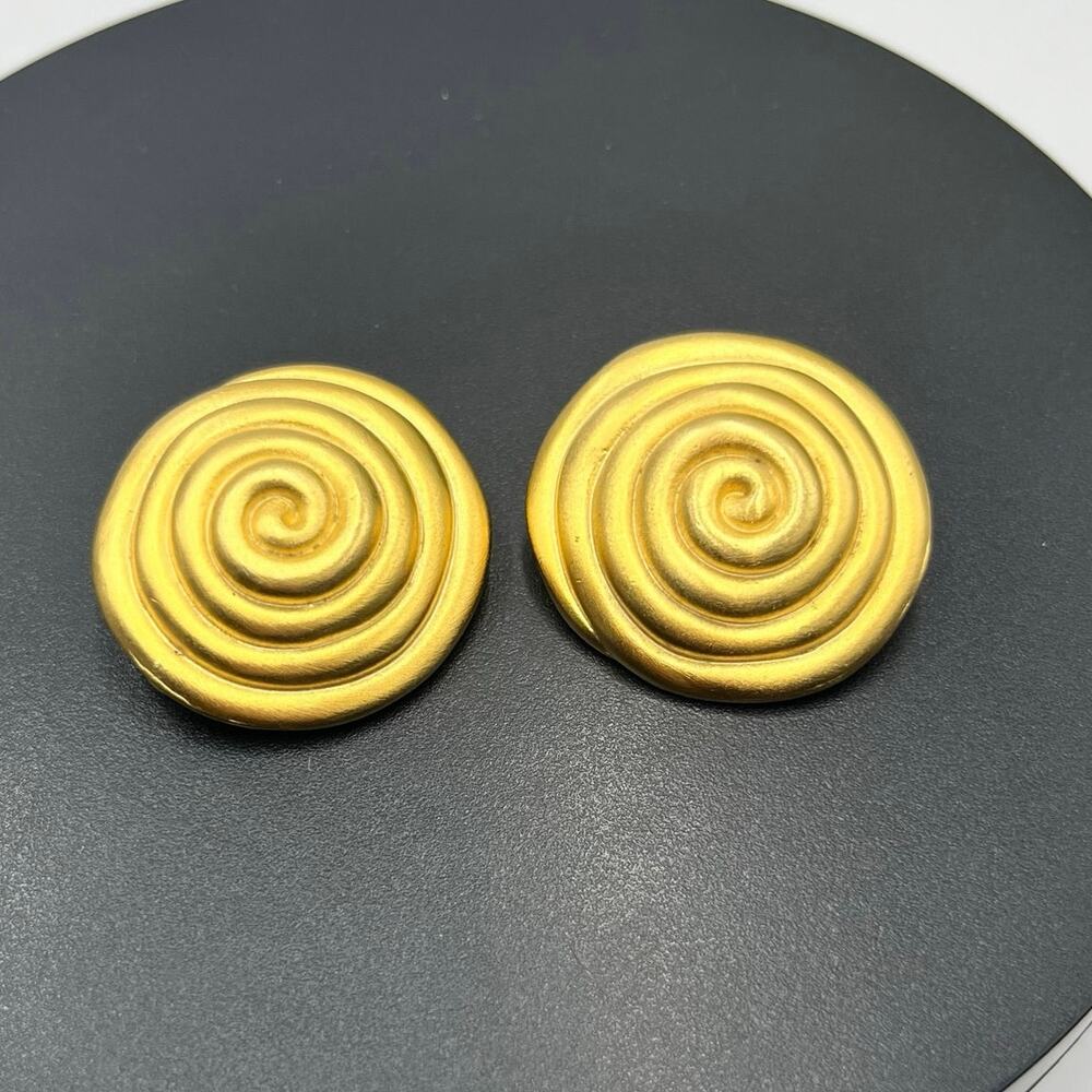 Vintage Unsigned Gold Tone Raised Circular Spiral Swirl Clip On‎ Earrings